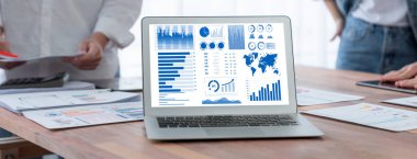 İş veri paneli pazarlama stratejisi planlaması için canlı iş zekası analizi sağlar