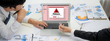 Siber saldırı konsepti. Bilgisayar ekranında görülen kötü amaçlı yazılım uyarısı ve bilgisayar sisteminde veya çevrimiçi sunucuda kaldırılacak tehdit algılaması.