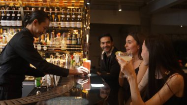 Barmen, lüks bir barda çift ya da grup arkadaşıyla içki içen kadın müşteriye Margarita kokteyli ikram ederek enerjik gece kulübünde mutluluk anı buluşması yaratıyor. Vinosity.