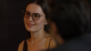 Kokteyl içen güzel bir kadının portresi lüks tezgahın arkasında arkadaşlarıyla ya da çiftlerle sohbet ediyor. Gece hayatındaki sosyetik etkileşim sahnelerini yakalıyorum. Vinosity.