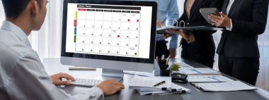 İş zekası ve veri analizi kavramı. Analizci ekibi laptop ekranında finansal veri analizi üzerinde çalışıyor. Etkili iş stratejik planlama için pazarlama göstergesi olarak. İçgörü