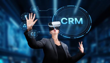 Profesyonel bir kadın, müşteri ilişkileri yönetiminin geleceğini sanal gerçeklik teknolojisi ile tecrübe ederek, iş ortamında yenilik ve bağlılık göstermektedir. XDMCP