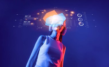 Modern bir kadın, canlı bir ortamda, teknoloji ve iş analizinin kesişimlerini gösteren bir kulaklıkla kapsamlı veri görselleştirmeleri yapıyor. XDMCP