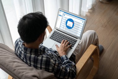 Bilgisayar ekranında rahatça görünen e-posta bildirim iletisi. Dijital pazarlama iletisi bilgi metni iş dünyasından müşteriye