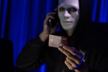 Kredi kartı sahibini arayıp gizli bilgilerle tehdit etmek için beyaz suçlu maskesi. Tüm veritabanları, güvenlik ihlali yapmaya çalışarak şifre şifreleme yapmak için. Bireysel.