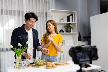 İki şef etkileyiciyle canlı yayında yemek pişirme programı. Video kameradaki özel kayıt için karışık salata ve giyinmeyi öğretiyorlar. Ekmek ekmeği, kepekli meze. İnfobahn.