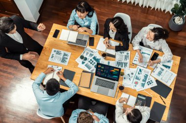 Toplantı masasındaki finansal veri raporlarını analiz eden çeşitli iş analist gruplarının geniş görüşü. İş zekası analizine göre çizelge ve grafik paneli. Çok titiz.