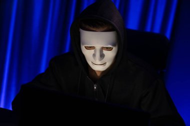 Beyaz suçlu anonim maskesi kodlama şifrelemesi yüklüyor. Programlama ile güvensiz mahremiyet sağlamaya çalışıyor. Bilgisayardan fidye için büyük bir veritabanı almaya çalışıyor. Bireysel.