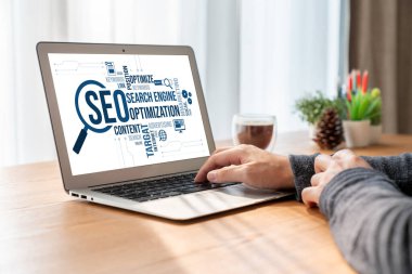 Model e-ticaret için SEO arama motoru optimizasyonu ve bilgisayar ekranında gösterilen çevrimiçi perakende işi