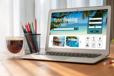 Çevrimiçi otel konaklama rezervasyon sitesi mod rezervasyon sistemi sağlar. Seyahat teknolojisi kavramı .