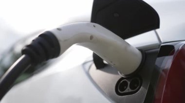 Elektrikli taşıt teknolojisi konut alanı ya da EV akü şarjı için ev şarj istasyonu olarak kullanılır. Gelecekteki çevre için temiz ve sürdürülebilir enerji ile çevre dostu ulaşım. Titiz