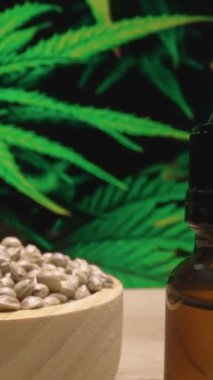 Doğal cilt bakım ürünü. Esrar laboratuarında üretiliyor. CBD yağı, kenevir tohumu ve kenevir bitkisi bahçeli masada nemlendirici krema kavanozu ürünü. Kopyalama alanı