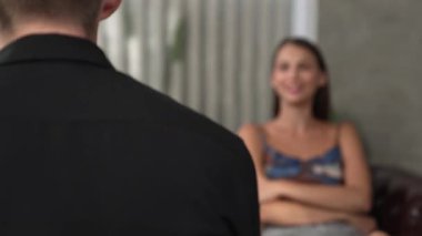 Psikolojik konsültasyon zihinsel problemde iyileşme kaydediyor. Terapi seansında mutlu genç bayan hasta iyileşiyor. Psikiyatrist de akıl hastalığı teşhisi koyuyor. Düzenle