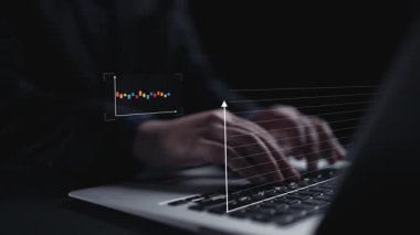 İş adamı iş büyümesi için ölçümleri değerlendirir, genişleme hedefleri koyar. İnovasyon ve strateji 2025 yoluyla sürekli iş büyümesini teşvik etme hakkında görüşler. Kullanıcı Kimliği