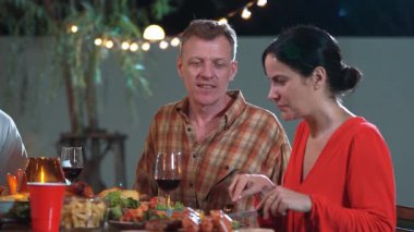 Yaşlı çift tatilini bahçede kutluyor. Emeklilik yaşlıları yemek yiyor. Rahatlamak, lezzetli yemekler yemek ve aile bağımızı güçlendirmek için dışarıda kamp yapmak. Uyumsuzluk.
