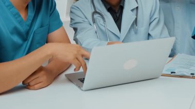 Hastane masasında birlikte çalışan ve tıbbi tedavi ya da sağlık hizmeti planlayan profesyonel bir grup. Takım çalışması başarılı hastalıklara ve hastalıklara yol açar. Ağır çekim. Katı.