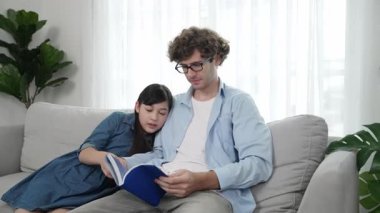 Beyaz bir baba ve tatlı bir kız kanepede otururken masal kitabı okuyorlar. Mutlu bir baba, sevimli bir Amerikan çocuğuna hayal gücü gelişimini anlatırken bir yandan da kız kitabı işaret ediyor. Pedagoji.