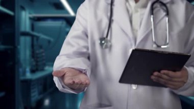 Doktor elinde tablet tutarken ve tıbbi haç ikonu hologramı tutarken yaklaş. Tıbbi araştırma ve teknoloji kullanarak, uzman pratisyen hekimlerin kontrol ve teşhisi. İyileştirici.