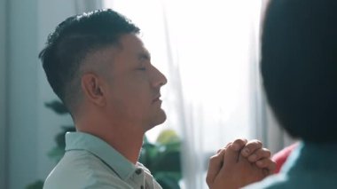 Yetenekli çeşitli duaların el ele tutuşması ve daireler çizerek Tanrı 'ya dua edişinin üst görüntüsü. Kucaklarda açık incille otururken el ele tutuşan insanların yukarıdan aşağı hava görüntüsü. Sempozyum.