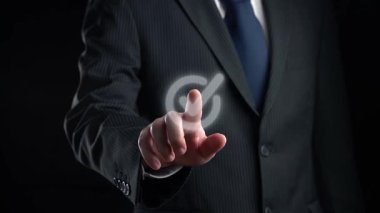 İş adamı, QC ve QA standartlarının karşılandığından emin olmak için katı kalite güvencesi protokolleri uyguluyor. Kalite güvencesi ile sertifikalı ürün mükemmelliğine ulaşmak. Kullanıcı Kimliği