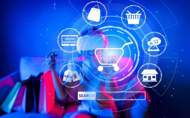 Akıllı kadın kanepeye oturmuş, VR kulaklık takıyor. Meta-evreni, gelecekteki siber uzay topluluk teknolojisini bağlıyor. Zarif kadınlar açık arayüzlü online mağaza ürünlerinden hoşlanırlar. Halüsinasyon.