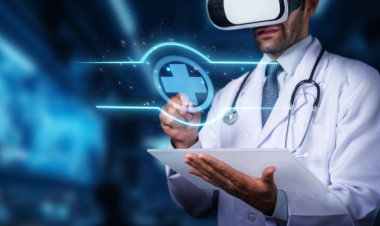 Bir tıp uzmanı, teknolojiyi sanal gerçeklik kulaklığıyla keşfederek, hasta bakımını daha iyi teşhis ve tedavi sonuçları için yenilikçi araçlarla geliştirir. PHMT