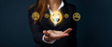 İş adamı müşteri memnuniyet değerlendirmesi verilerini analiz eder ve hizmet kalitesini artırmaya çalışır. Müşteri memnuniyeti ve sadakatini arttırmak için koz değerlendirmeleri. FaaS