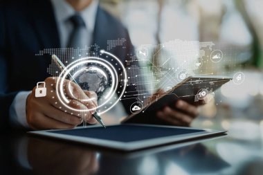 Bir işletme profesyoneli, finansal eğilimleri ve stratejik planlamayı değerlendirmek için modern ofis ortamında gelişmiş veri analizi ve gösterge paneli araçlarından yararlanmaktadır. XDMCP