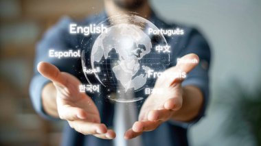 Birden fazla dille küresel iletişim. Çevrimiçi dil çalışmasına sahip dijital sanal gerçeklik küresi, çevirmenlik dersi ve bağlı VR dünyasında uygulama yetenekleri. EIDE