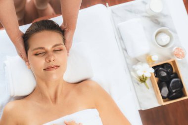 Panorama 'da kadınların stres önleyici kafa masajından ve lüks tatil beldesi veya otel spa salonundaki modern ışık ortamında yüz güzelliği eğlencelerini şımartmaktan hoşlandığı bir manzara var. Sessiz.