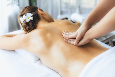 Kafkasyalı kadın müşteri stres önleyici spa masajının keyfini çıkarıyor ve lüks otel ya da oteldeki gündüz açık ortam güzellik salonunda güzellik teniyle eğleniyor. Sessiz.