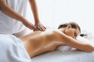 Kafkasyalı kadın müşteri stres önleyici spa masajının keyfini çıkarıyor ve lüks otel ya da oteldeki gündüz açık ortam güzellik salonunda güzellik teniyle eğleniyor. Sessiz.