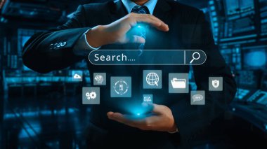 İş adamı, stratejik kararlar için değerli verileri çıkartarak arama motoru araştırması yapıyor. Kapsamlı araştırma ve SEO veri analizi için arama motorları kullanılıyor. Kullanıcı Kimliği