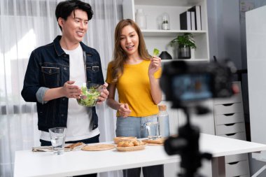 Yemek pişirme programı, karışık salata yapan iki şef etkileyiciyle canlı yayında, tüm malzemeler, kamera tarafından sunulan çörek ekmeğiyle sunulan kolay menü için iyi bir zevke sahip. İnfobahn.
