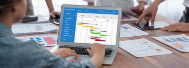 Ekip projesinin zaman çizelgesini gösteren bilgisayar ekranında canlı iş projesi yönetimi için proje planlama yazılımı