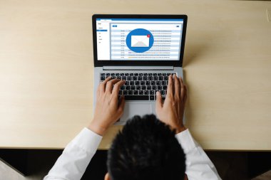 Bilgisayar ekranında rahatça görünen e-posta bildirim iletisi. Dijital pazarlama iletisi bilgi metni iş dünyasından müşteriye