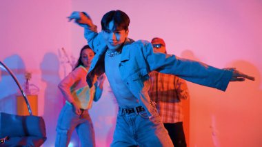 Çekici Asyalı dansçı, gündelik kıyafetleriyle dans ediyor ve arkadaşına tezahürat yapıyor. Kafkasyalı bir adam ve İspanyol bir hippi sokak dansı yaparken bir yandan da mutlu bir takıma bakıyorlar. Mutluluk.