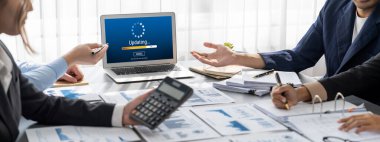 İş zekası ve veri analizi kavramı. Analizci ekibi laptop ekranında finansal veri analizi üzerinde çalışıyor. Etkili iş stratejik planlama için pazarlama göstergesi olarak. İçgörü