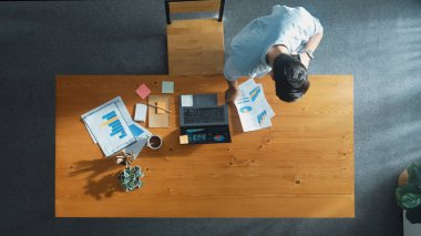 Masada otururken iş adamının ekiple telefonda konuşması. Akıllı yönetici finansal grafiğe bakarken pazarlama stratejisi hakkında meslektaşıyla konuşuyor ve onu arıyor. Cemaat.