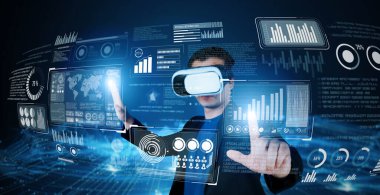 Gözlüklü akıllı iş adamı yapay zeka teknolojisini kullanarak çalışıyor. Küresel ağa erişen ve veri analizi ve istatistik tablosuna bakarken yapay zeka kullanan bir yönetici. Yaratıcılık.