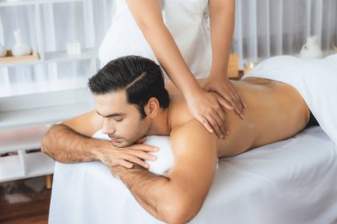 Kafkas erkek müşteri stres önleyici spa masajının keyfini çıkarıyor ve lüks otel veya oteldeki gündüz açık hava ortamında güzellik derisi eğlencesi ile şımartıyor. Sessiz.