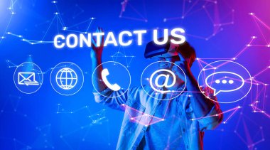 Sanal gerçekliğin büyüleyici bir temsili. Müşteri hizmetleri iletişim simgeleriyle eylem çağrısını gösteriyor. Yenilikçi müşteri ilişkilerini vurgulayan web siteleri için idealdir. XDMCP