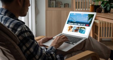 Model arama ve seyahat planlama için internet sitesi uçuş, otel ve tur rezervasyonları için anlaşma ve paket sunuyor