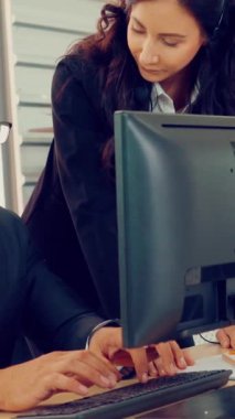 Ofiste çalışan kulaklık takan işadamları uzak müşteri ya da meslektaşlarını desteklemek için çalışıyorlar. Arama merkezi, tele pazarlama, müşteri destek acentesi telefon görüşmesinde hizmet sunar.