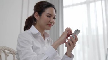 Genç bir kadın internet üzerinden alışveriş yapmak için internet üzerinden internet üzerinden internet üzerinden alışveriş yapıyor. Modern ve konforlu çevrimiçi alımlar güvenli ve uygun alışverişleri sağlar.
