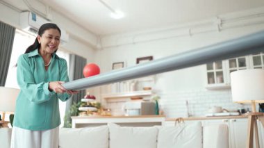 Büyükannenin elinde boru var ve göz, el koordinasyonunu geliştirmek ya da odaklanma ve konsantrasyonu arttırmak için top yuvarlama oyunu oynuyor. Yaşlı çift stresi azaltıyor. Sağlık hizmetleri. Myrmidon.