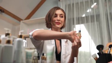 Kadın nüfuzlu kişi sosyal medya ya da blog için canlı yayın yapan video klip eleştirmeni Cilt Bakımı 'nı çekiyor. Kozmetik stüdyosu ışıklandırmalı mutlu genç kız çevrimiçi pazarlama oturumu yayını için..