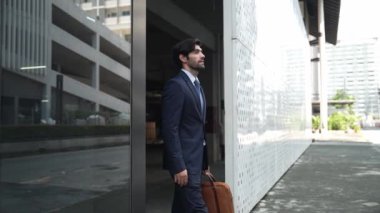 Terfiyi kutlamak ya da sokakta yürürken iyi haberler almak için yürüyen ve dans eden yetenekli bir iş adamı. Yetenekli proje yöneticisi ya da lider aşırı sevinç duygularını ifade ediyor. Sevinçli.