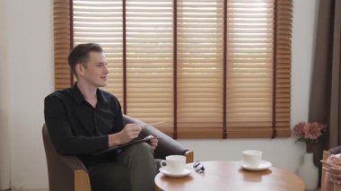 Psikolojik konsültasyon zihinsel problemde iyileşme kaydediyor, genç hasta terapi seansında, psikiyatrist de akıl hastalıkları konusunda tanı koyuyor. Zihinsel tedavi seansı. Düzenle