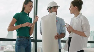 Akıllı mimar mühendis ekibi gökdelenlere bakarken günlük kıyafetleriyle konuşuyor. Profesyonel yönetici takımı konuşuyor, beyin fırtınası yapıyor, paylaşıyor, ev inşaatı hakkında tartışıyorlar. Arkadan bak. İzleme